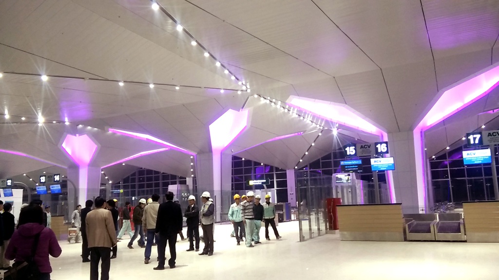 Cán bộ, công nhân viên làm đêm để kịp thời gian chuẩn bị cho ngày khánh thành.