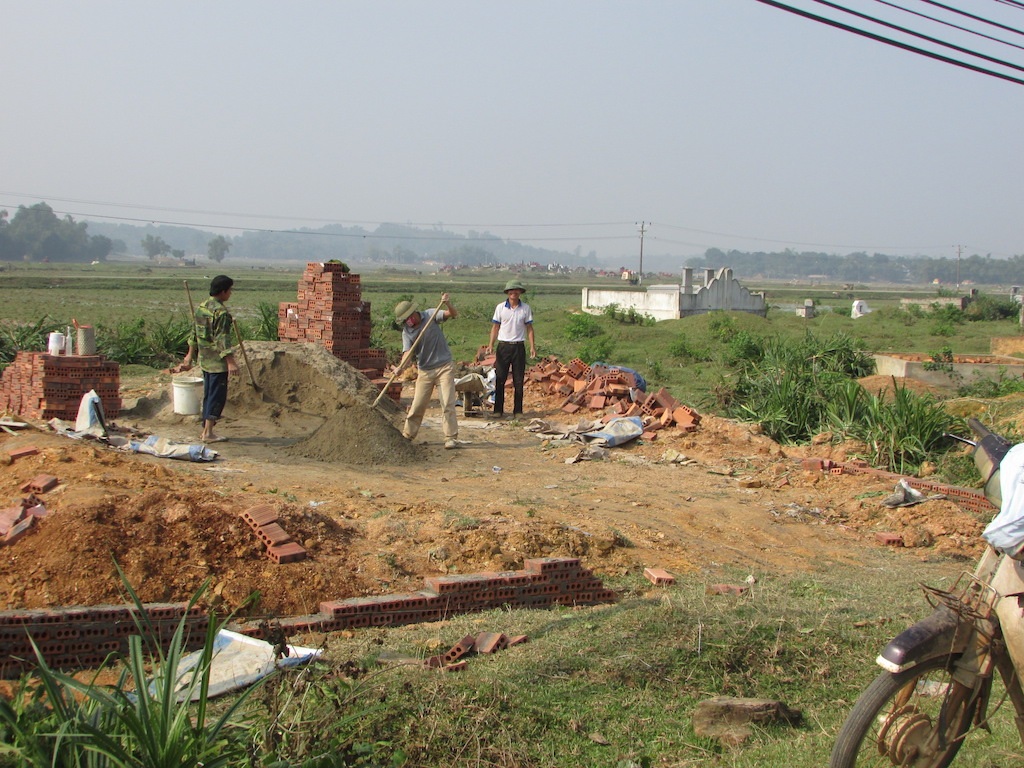 Nghệ An: Lùm xum việc cấm chôn người chết ở nghĩa trang - 2 Người dân vẫn vào đào, khoanh vùng để chôn cất.