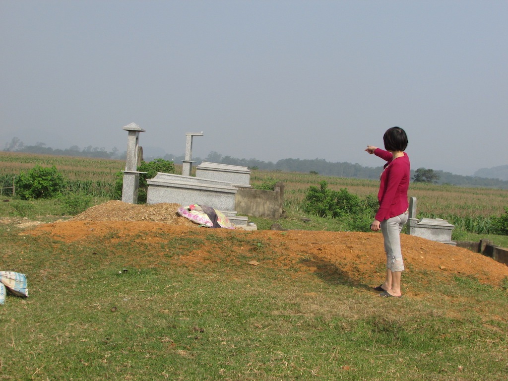 Nghệ An: Lùm xum việc cấm chôn người chết ở nghĩa trang - 4 Một người dân chỉ vào ngôi mộ mới xây.