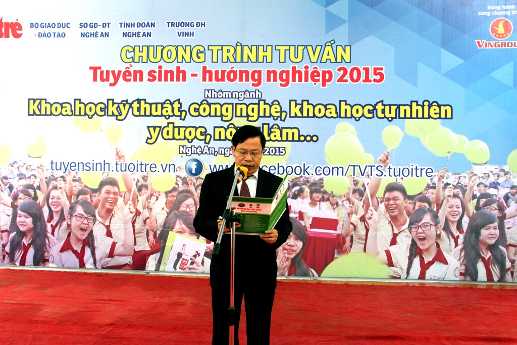 PGS.TS.NGƯT Đinh Xuân Khoa - Hiệu trưởng Trường ĐH Vinh khai mạc chương trình.