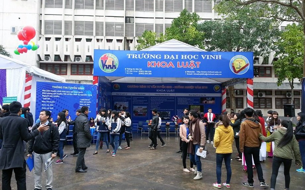 Hơn 5.000 học sinh THPT được tư vấn tuyển sinh - hướng nghiệp - 4 Đặc biệt ở chương trình tư vấn năm nay là có các điểm tư vấn theo nhóm, ngành.