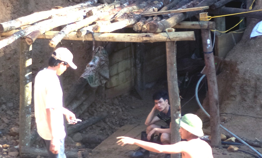 Một nhóm người khai thác quặng trái phép tại đồi Kên Kên đã bị cơ quan chức năng dẹp bỏ.