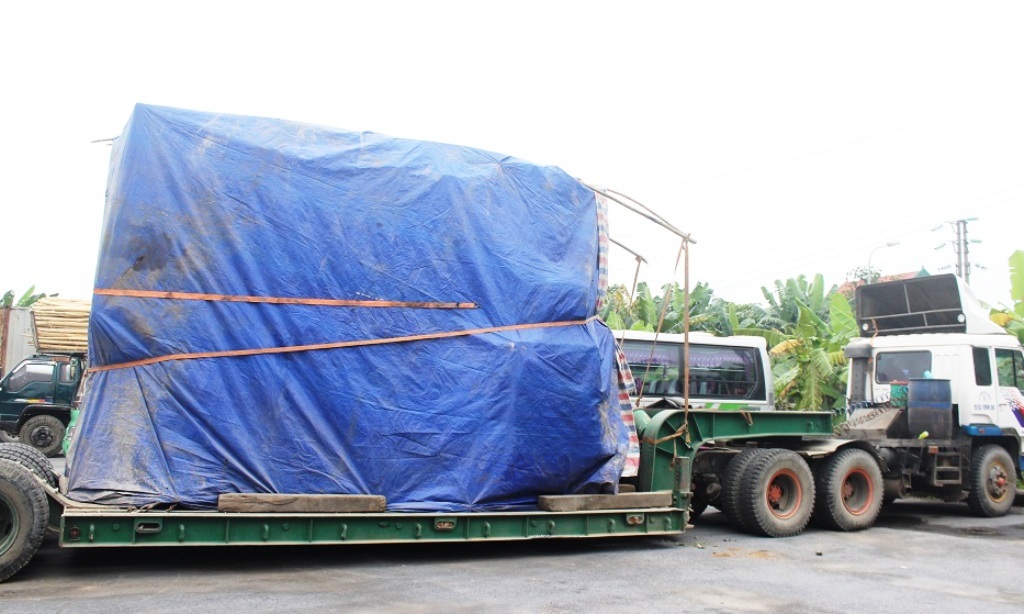 Phạt 82 triệu đồng, buộc xe chở biến áp "khủng" đi bằng đường biển - 1 Chiếc xe chở biến áp quá tải gần 70 tấn đã một tháng nhưng chủ xe vẫn chưa trình diện.