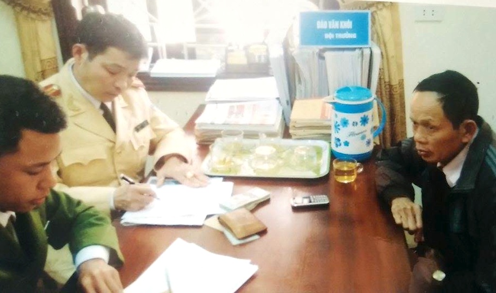 CSGT bắt đối tượng vận chuyển thuốc nổ cùng số lượng tiền lớn - 1 Đối tượng Lê Hữu Phúc tại công an.