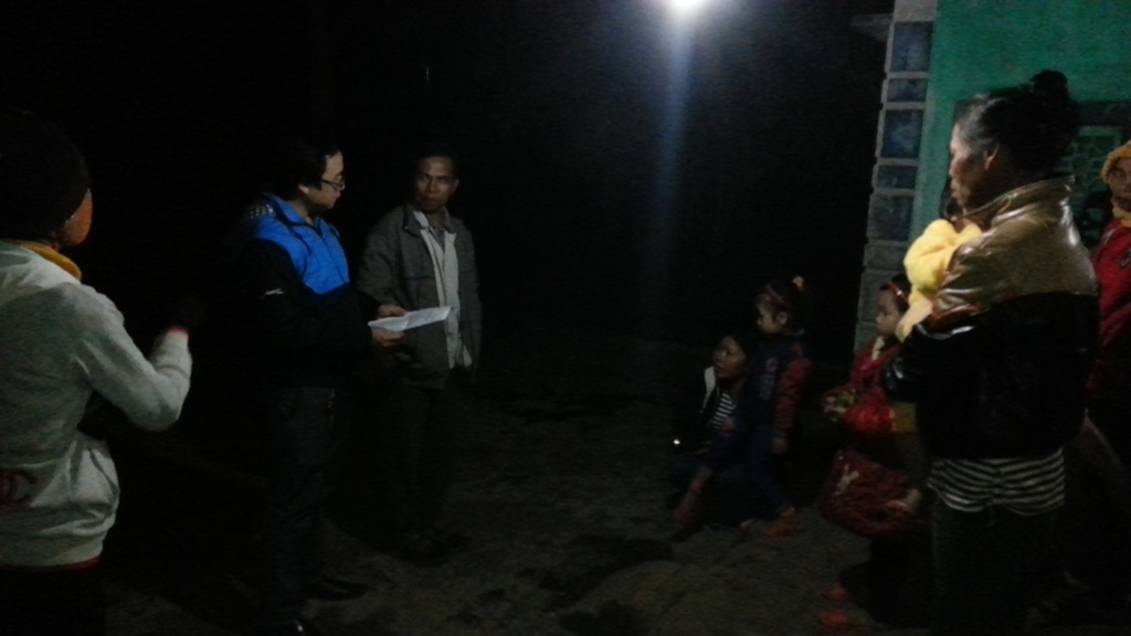 Mặc dù trời đã tối khuya, nhưng bà con xóm Bục vẫn tiếp PV đến làm việc.