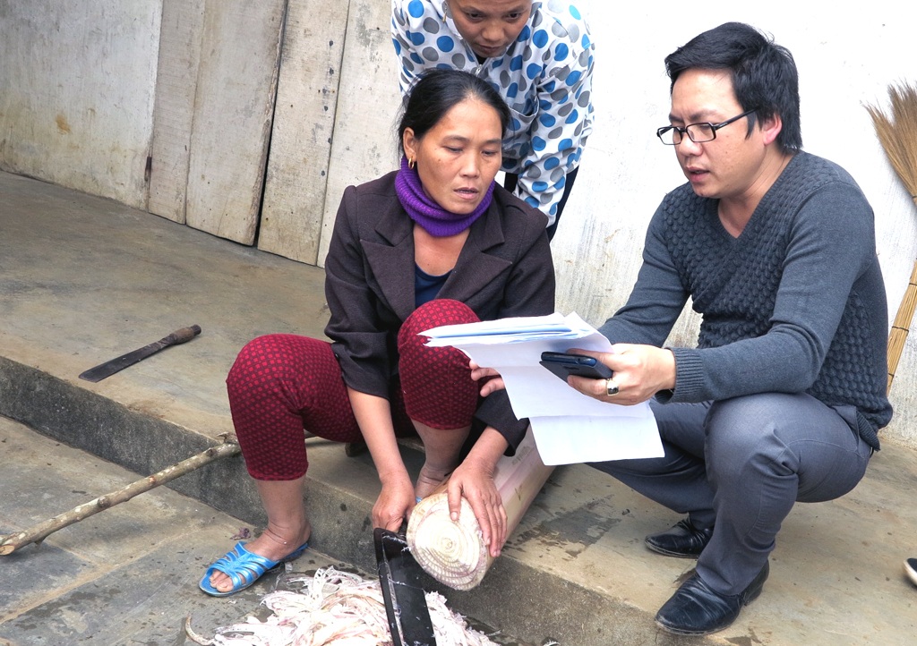 Chị Phan Thị Nhàn cũng khá bất ngờ mình xuất hiện trong cả hai bản danh sách nhận tiền.