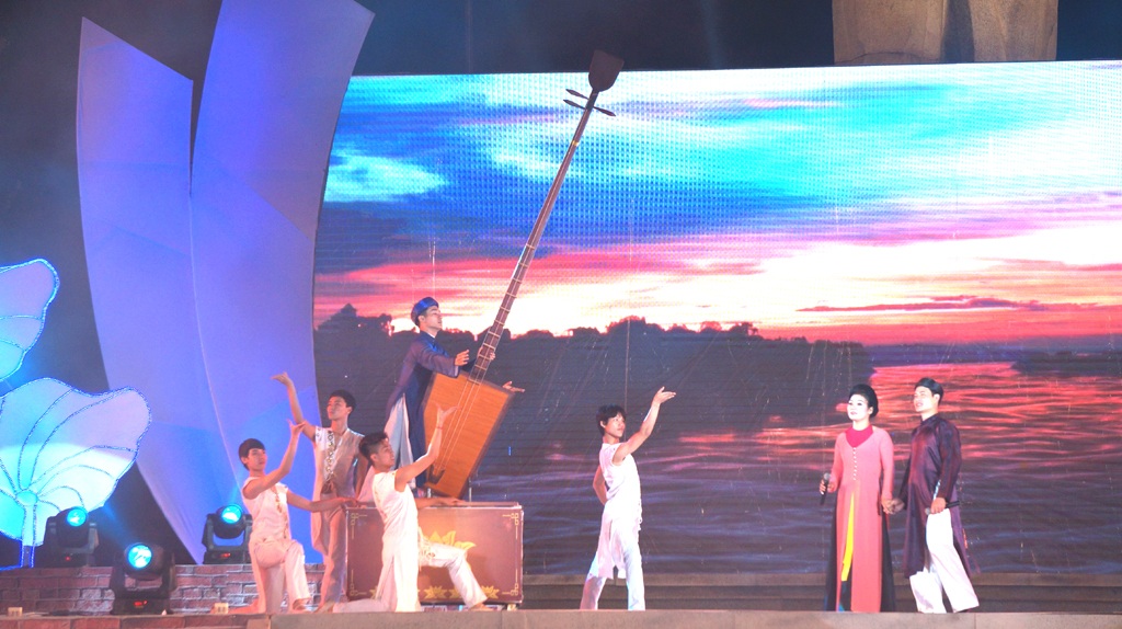 Một tiết mục học dân ca Ví, Giặm do NSƯT Hồng Lựu biểu diễn.