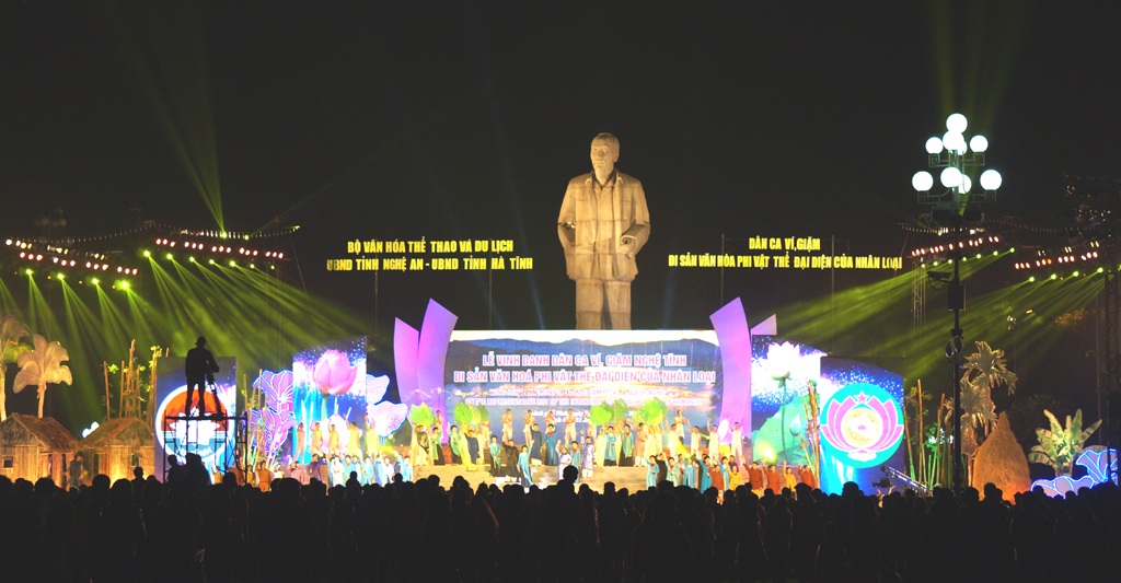 Toàn cảnh sân khấu Quảng trường Hồ Chí Minh.