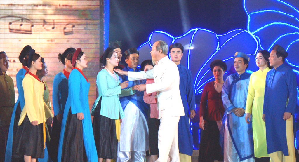 Bác Hồ dặn những người con quê hương trước lúc đi xa đã làm nao lòng người xem.