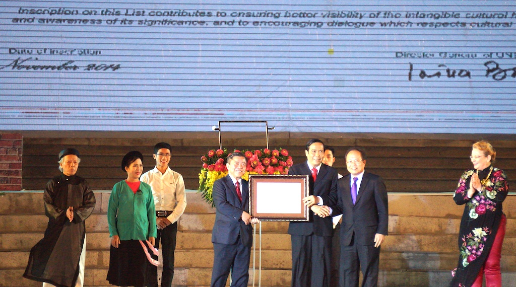 Vinh danh dân ca Ví, Giặm Nghệ Tĩnh là Di sản Văn hóa phi vật thể của nhân loại - 4 Lãnh đạo hai tỉnh Nghệ An và Hà Tĩnh đón nhận bằng khen của UNESCO.