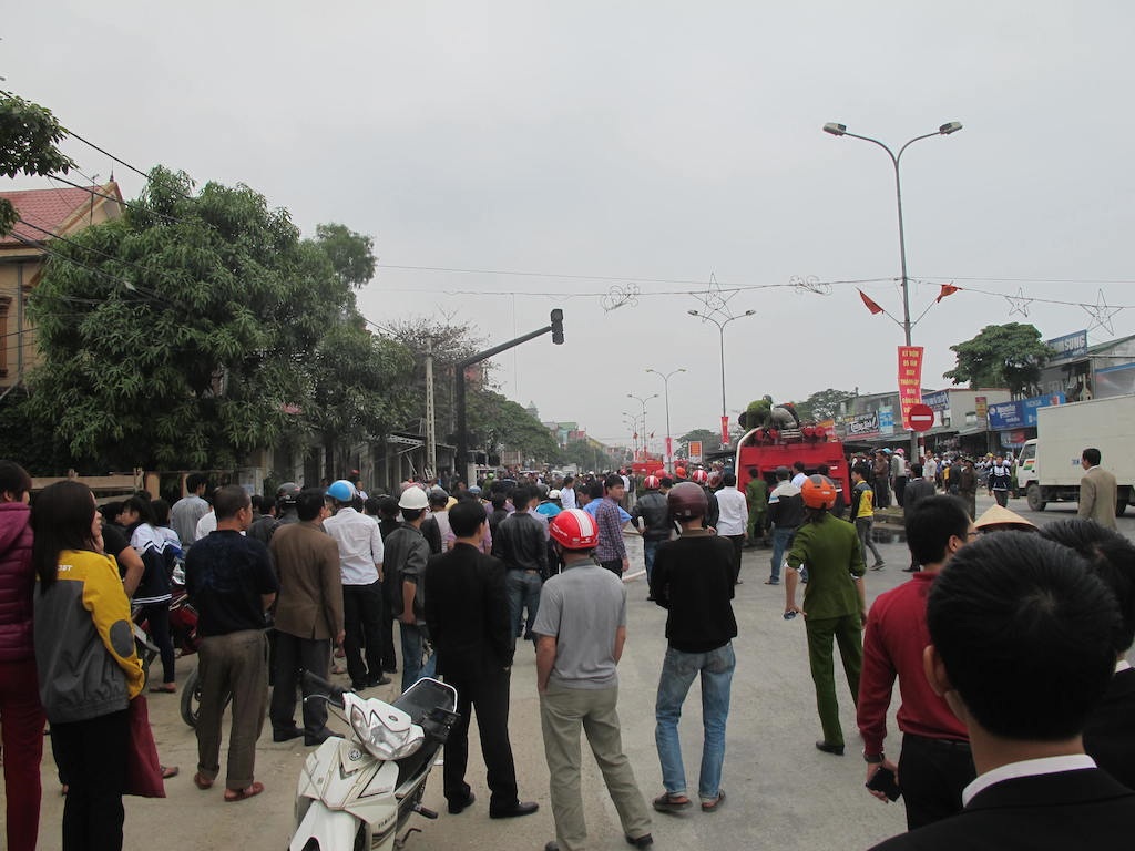 Quốc lộ 1A trở nên tắc nghẽn vì đám cháy.