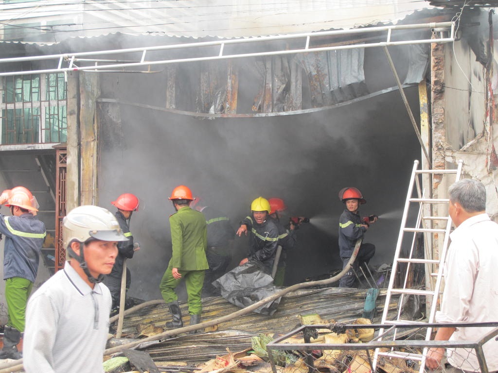 Nỗ lực dập cháy...