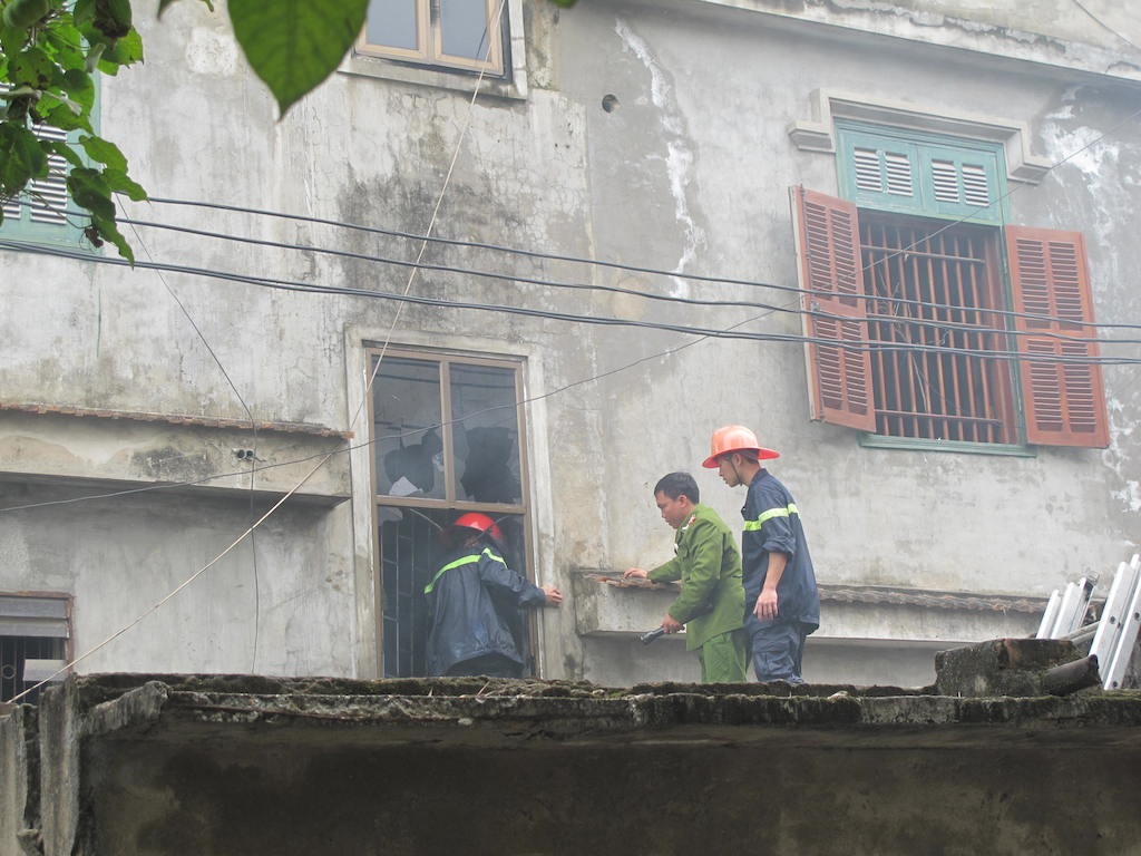 Lực lượng PCCC phải phá cửa sổ để vào trong dập cháy.