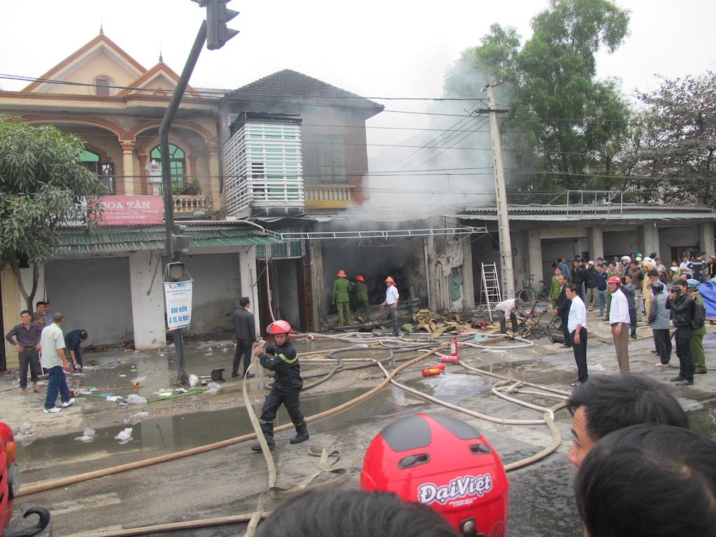 Ngọn lửa bốc cháy lên tầng 2.