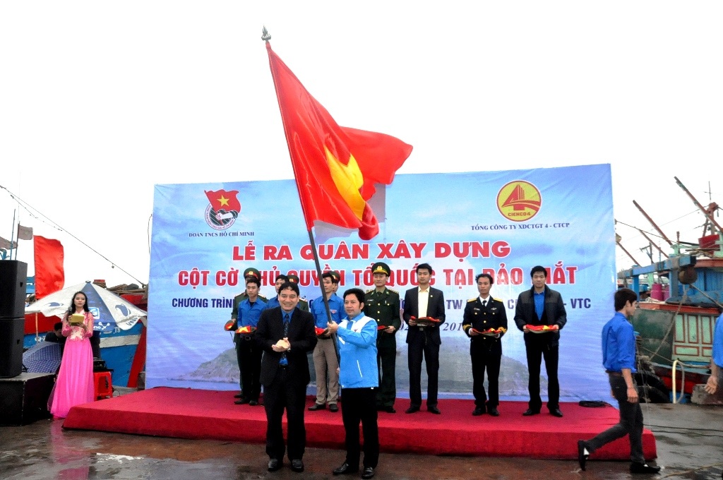 Lãnh đạo Trung ương đoàn trao lá cờ tượng trưng cho Tỉnh đoàn Nghệ An.