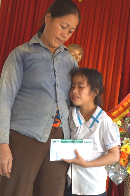 Hơn 140 triệu đến với những cháu bé đáng thương ở xứ Nghệ - 2 Căn bệnh thế kỷ HIV đã cướp đi của Nguyệt cả bố lẫn mẹ, giờ cháu phải sống với chị Út.