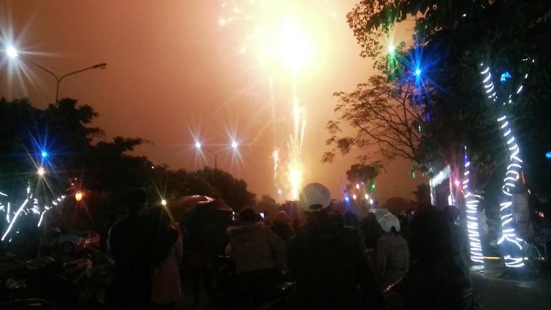 Pháo hoa rộn ràng chào đón năm mới Ất Mùi - 47 Hàng ngàn người chen chúc xem bắn pháo hoa.