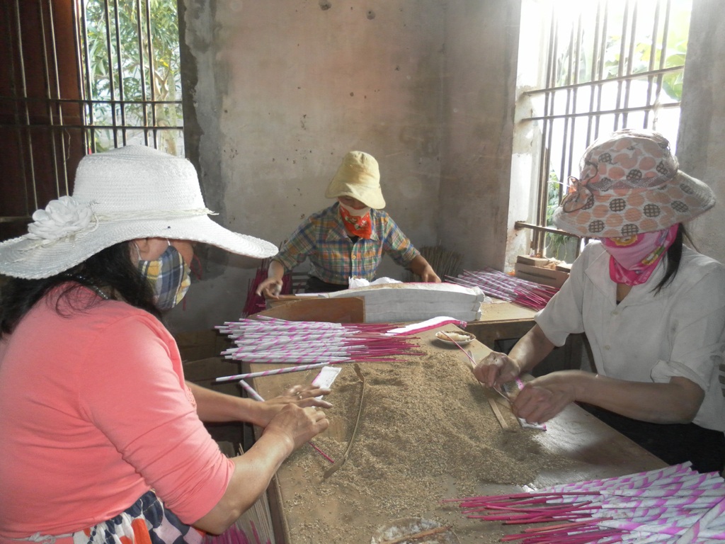 Công đoạn quấn hương trầm đòi hỏi công phu.