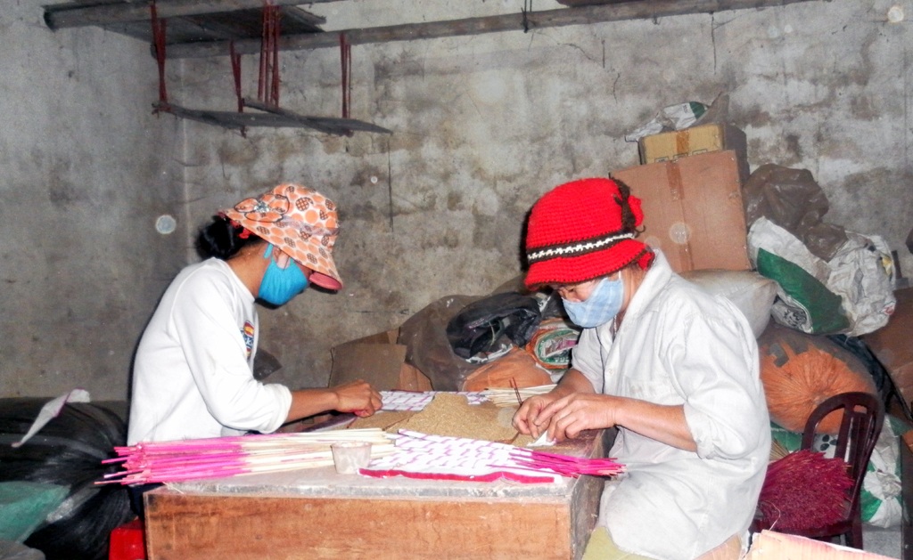 Công đoạn quấn hương trầm đòi hỏi công phu.