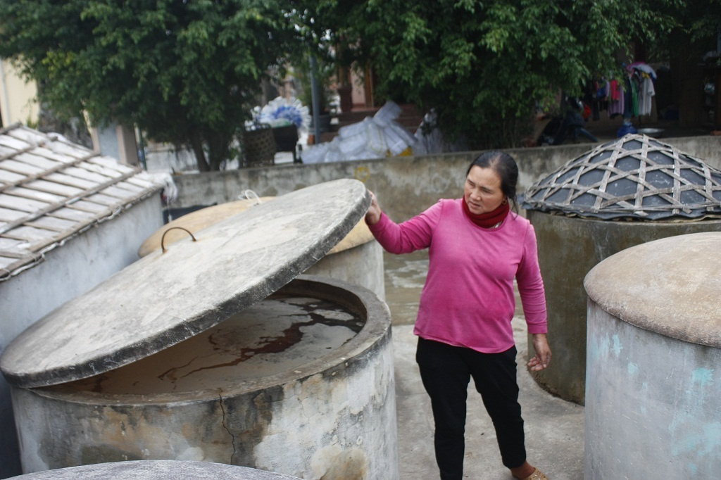 Kiểm tra bể muối cá khi nước lên vàng cũng là lúc cá chín.