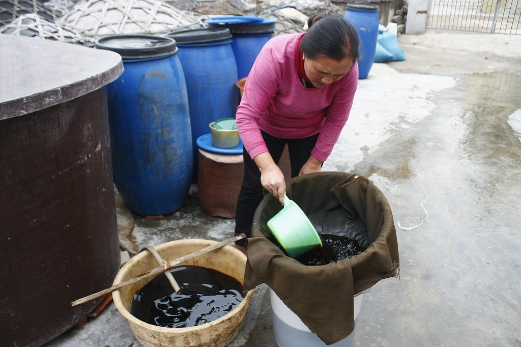 Nước mắm được lọc cặn nhiều lần.