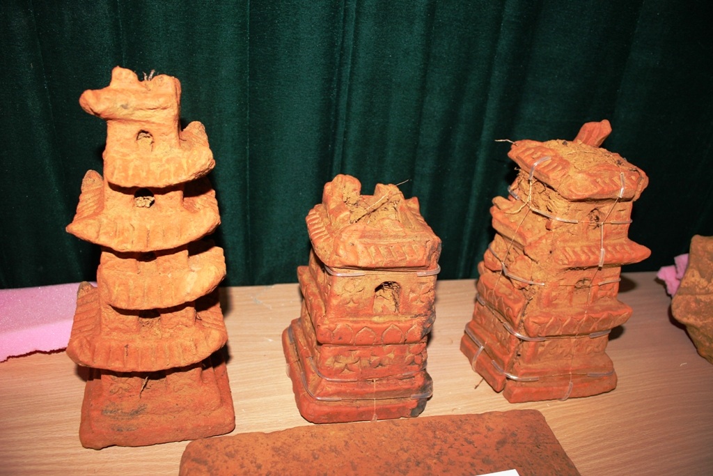 Các mảnh tháp bằng đất nung loại nhỏ 5 tầng, cao trung bình 30cm
- 40cm.