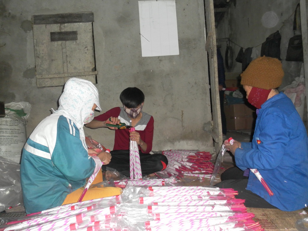 Công đoạn bó hương thành nắm để vận chuyển cũng được làm khá chu đáo.