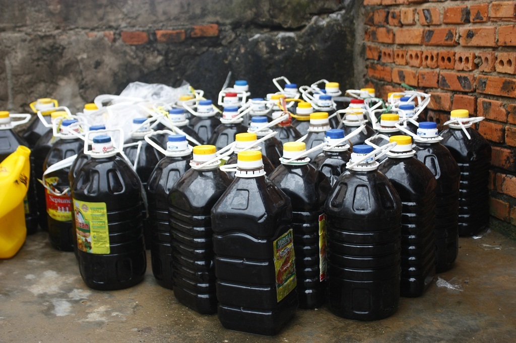 Nước mắm thành phẩm chờ đóng chai.