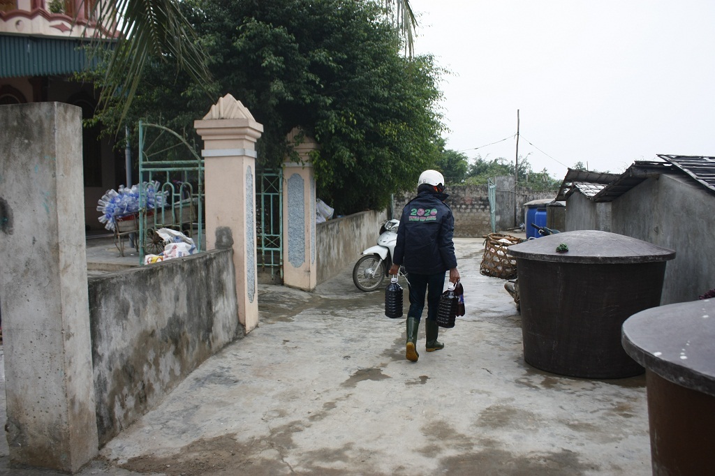 Nước mắm thành phẩm chờ đóng chai.