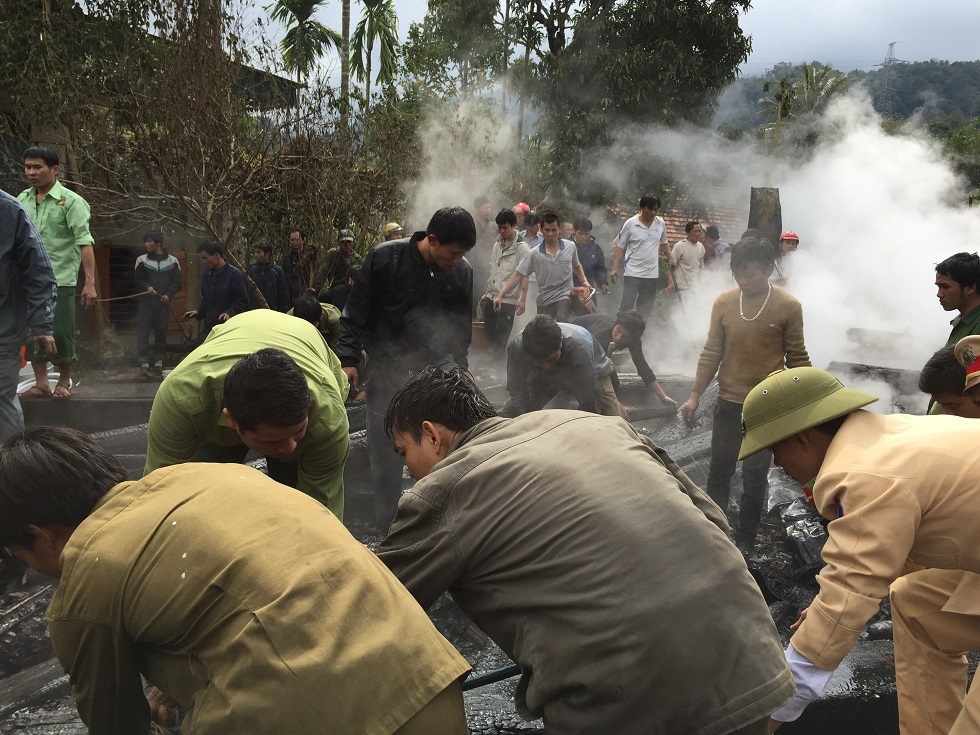 Căn nhà sàn 2 tầng cùng một nếp nhà khác đặt dưới sàn đã bị bốc cháy hoàn toàn.