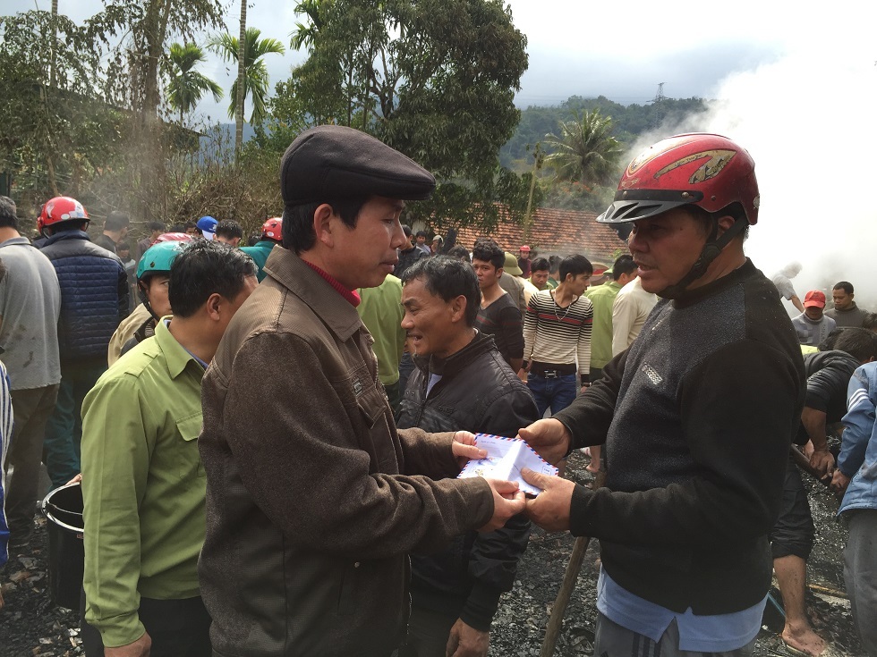 Phần lớn căn nhà sàn 2 tầng thành than đen.