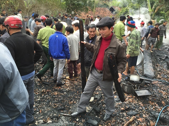 Đích thân ông Vi Tân Hợi - PCT UBND huyện Tương Dương cùng các lực lượng thu dọn sau đám cháy.