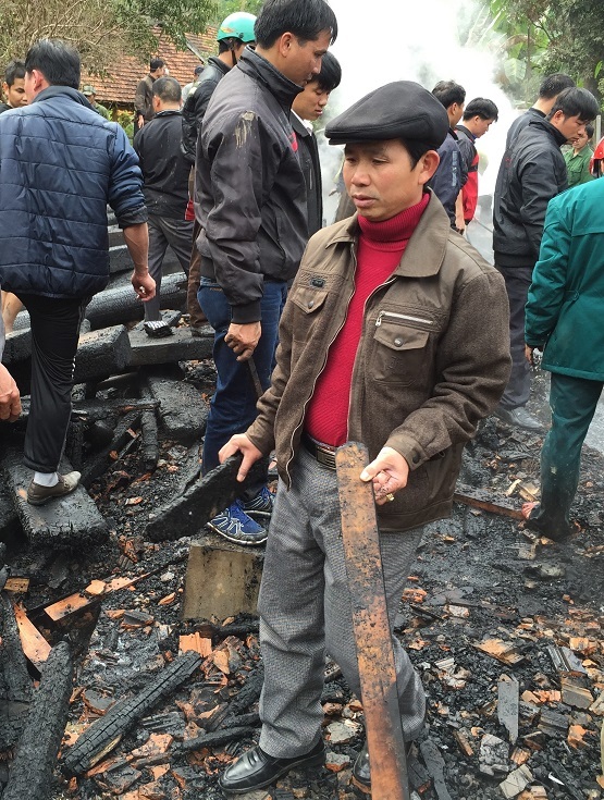 Đích thân ông Vi Tân Hợi - PCT UBND huyện Tương Dương cùng các lực lượng thu dọn sau đám cháy.