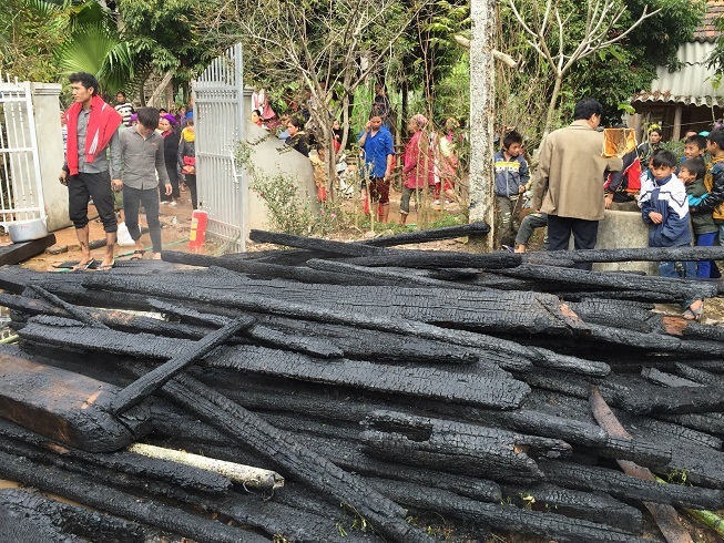 Phần lớn căn nhà sàn 2 tầng thành than đen.