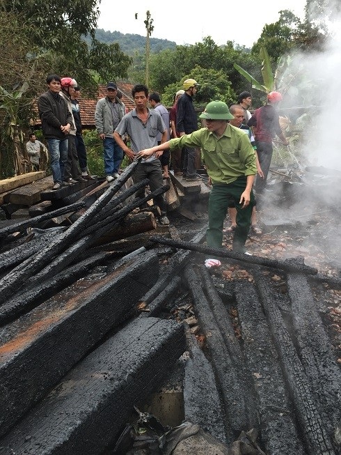 Căn nhà sàn 2 tầng cùng một nếp nhà khác đặt dưới sàn đã bị bốc cháy hoàn toàn.