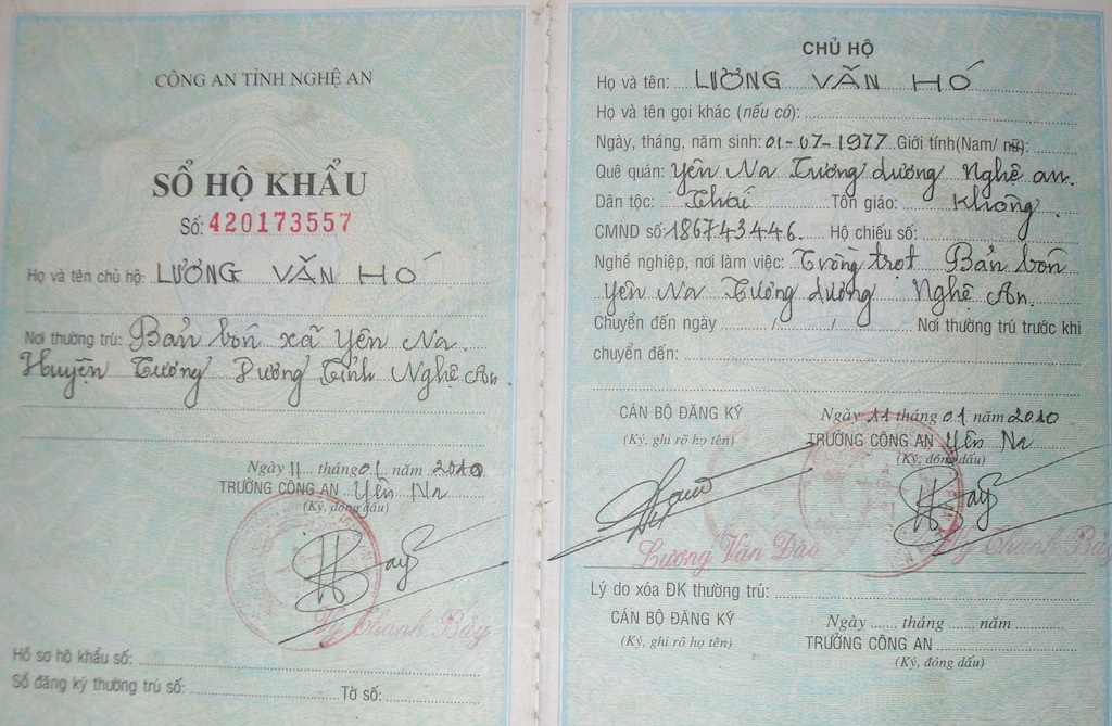 Giấy chứng nhận hộ nghèo, sổ hộ khẩu gia đình chị Yều.