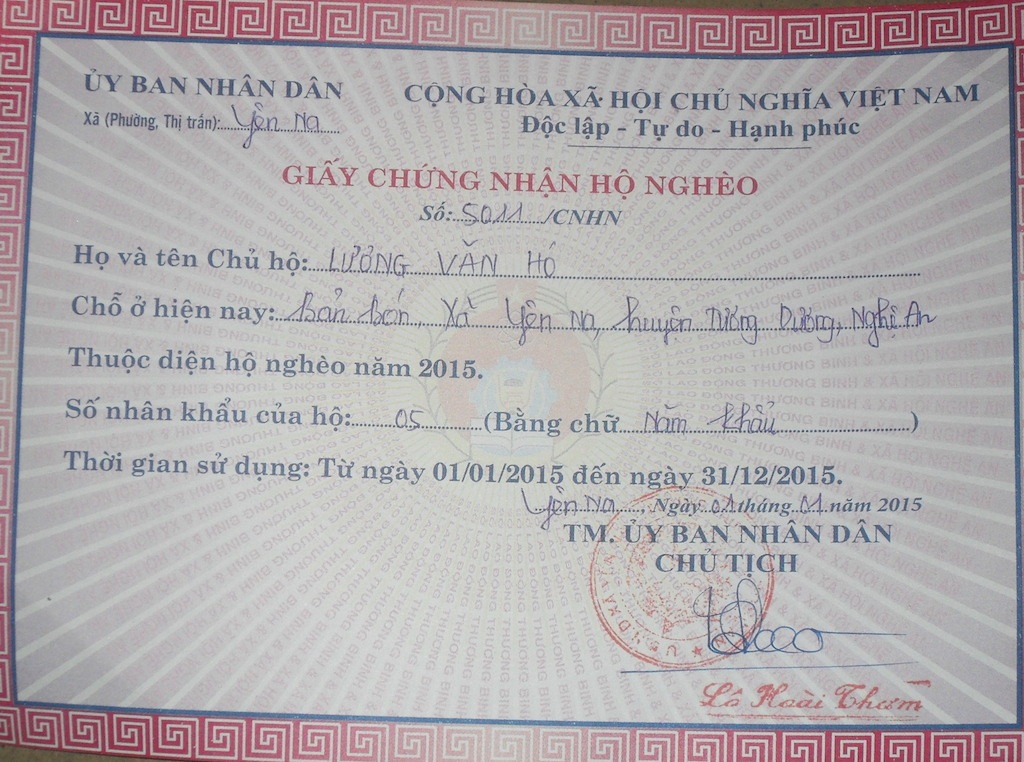 Giấy chứng nhận hộ nghèo, sổ hộ khẩu gia đình chị Yều.