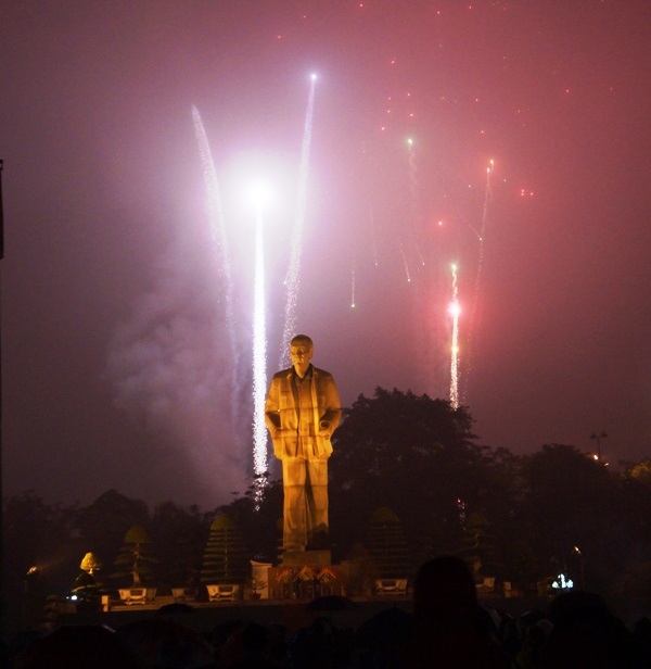 Từ tượng đài Bác Hồ ở Quảng trường Hồ Chí Minh, nhiều người được chiêm ngưỡng màn pháo hoa rực rỡ.