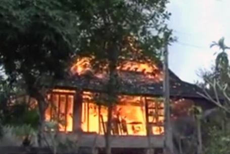 Ngọn lửa bốc lên rất mạnh