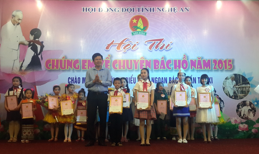 Thiếu nhi Nghệ An thi kể chuyện Bác Hồ - 8 Có nhiều thí sinh khi kể chuyện về Bác Hồ đã bật khóc nức nở.
