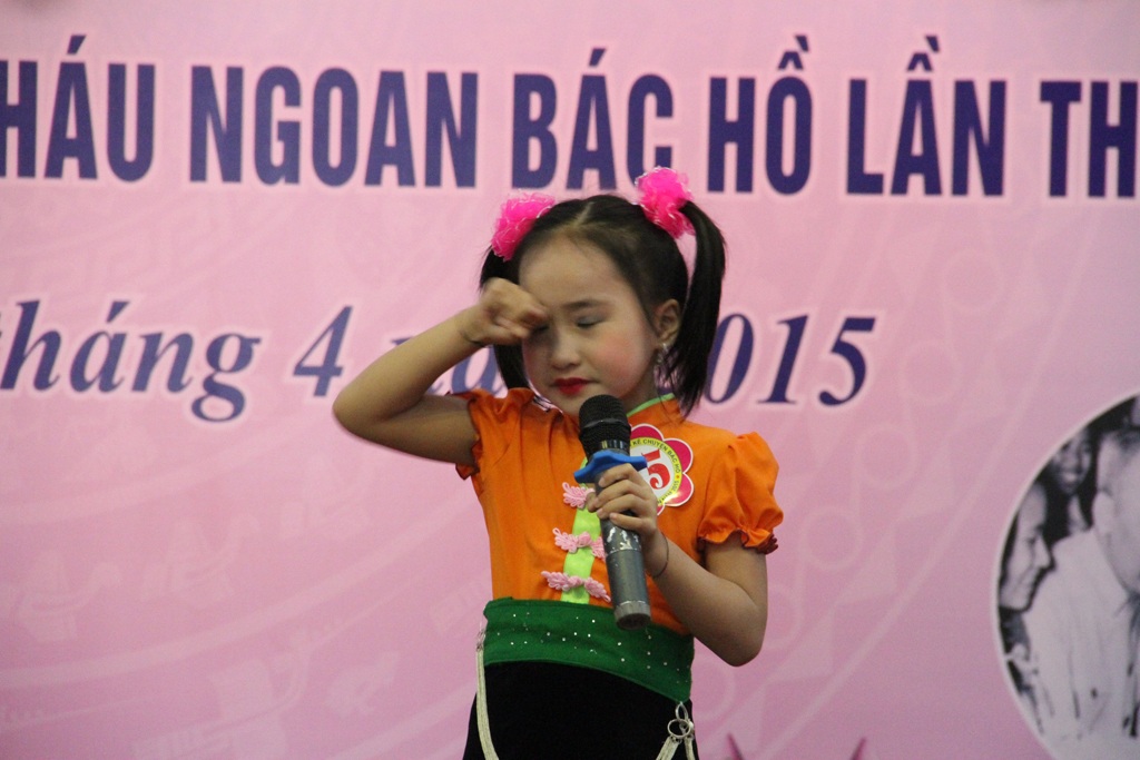 Thiếu nhi Nghệ An thi kể chuyện Bác Hồ - 7 Có nhiều thí sinh khi kể chuyện về Bác Hồ đã bật khóc nức nở.