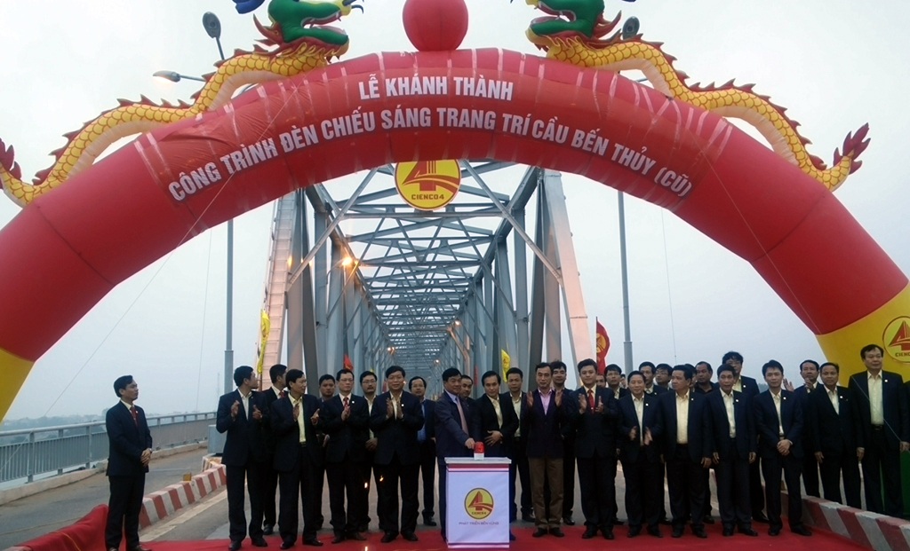 Khánh thành cổng chào đường lên quê hương Bác Hồ - 3 Lãnh đạo tỉnh Nghệ An làm lễ đóng điện trang hoàng cho cây cầu Bến Thủy cũ.