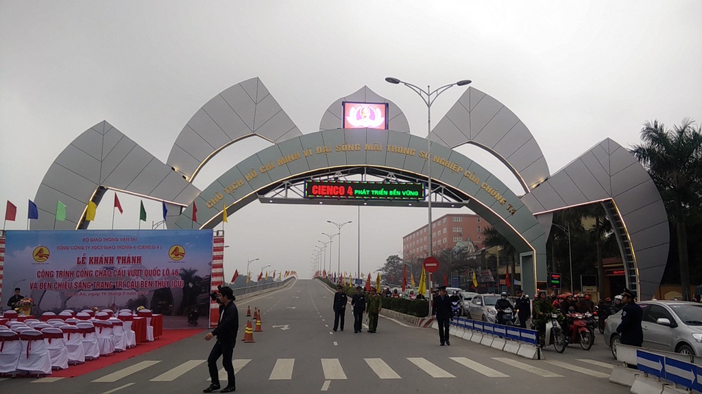 Công trình cổng chào trên nút giao thông cầu vượt đường sắt là điểm nhấn của TP Vinh hiện nay.