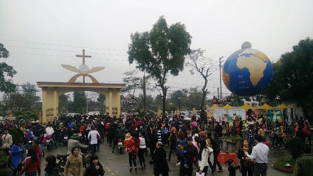 Hàng ngàn người đi lễ đầu năm, hái lộc Thánh - 5 Hàng ngàn người dân tại thánh đường GX Cầu Rầm.