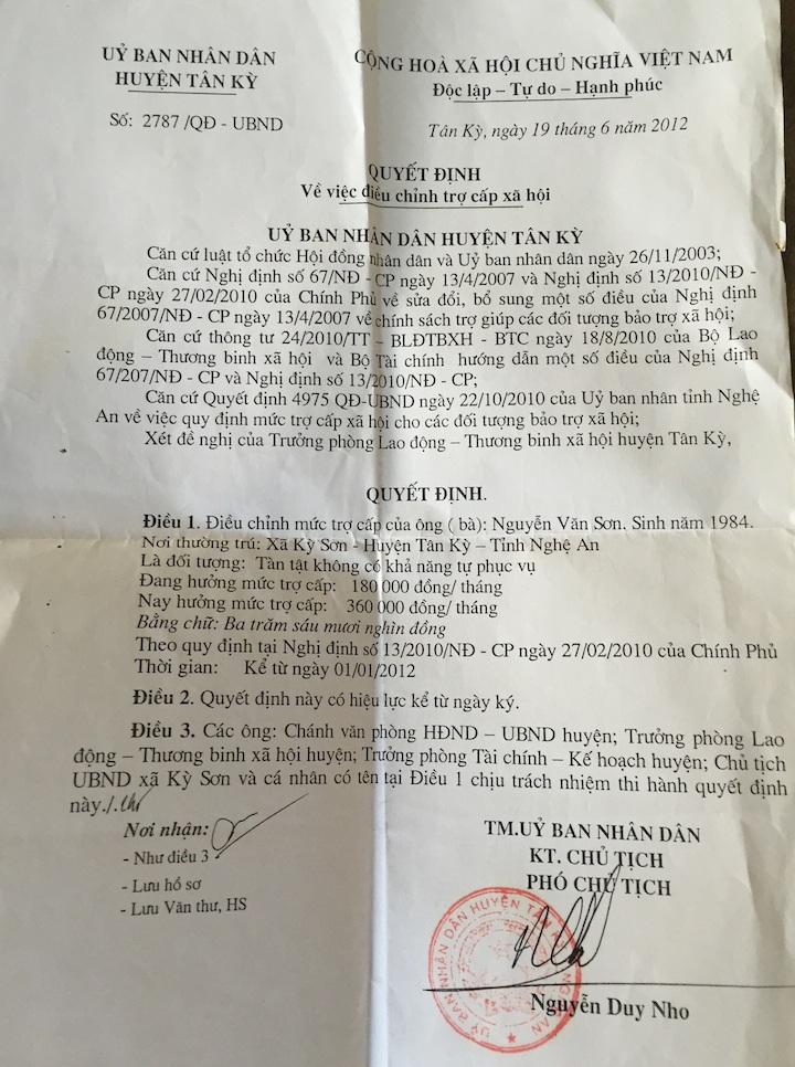 Thương chàng thanh niên "gánh" trên mình khối u nặng hơn 40kg - 12 Quyết định trở cấp của UBND huyện Tân Kỳ cho hoàn cảnh Sơn đang phải gánh chịu.