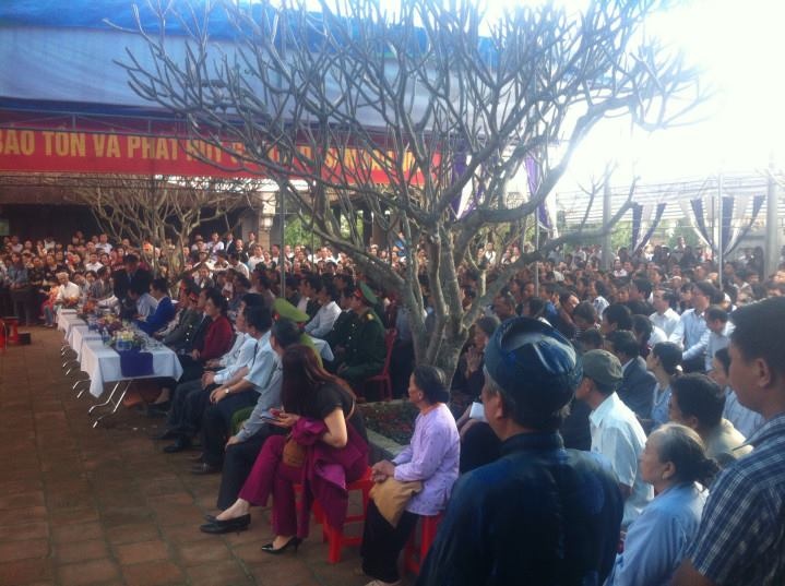 Phát thẻ ấn Quang Trung Linh Tự - 3 Đông đảo nhân dân, lãnh đạo ban ngành tham dự.