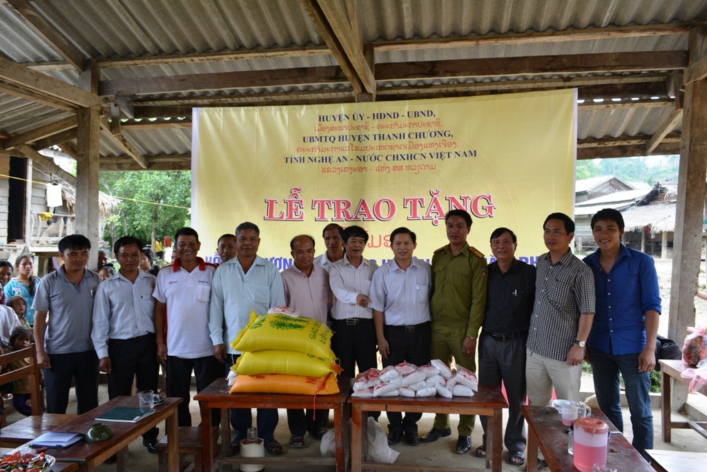 Đại
diện Đồn BPCK Thanh Thủy trao gạo hỗ trợ cho nhân dân nước bạn Lào.