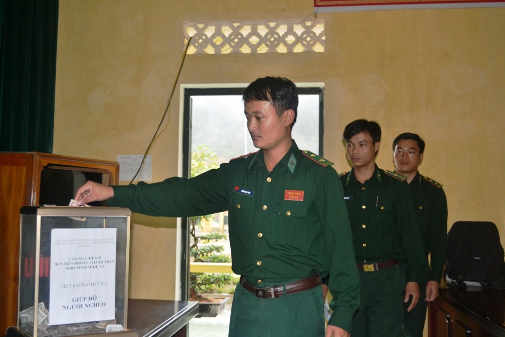  Cán
bộ, chiến sĩ Đồn BPCK Thanh Thủy quyên góp ủng hộ cho các em học sinh nghèo.