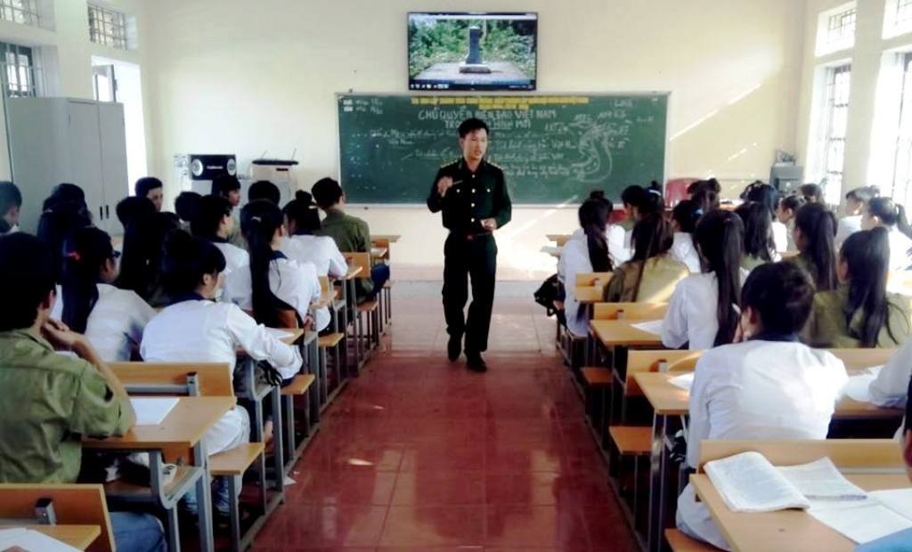 Thầy giáo quân hàm xanh tuyên truyền về
biển đảo cho các học sinh.