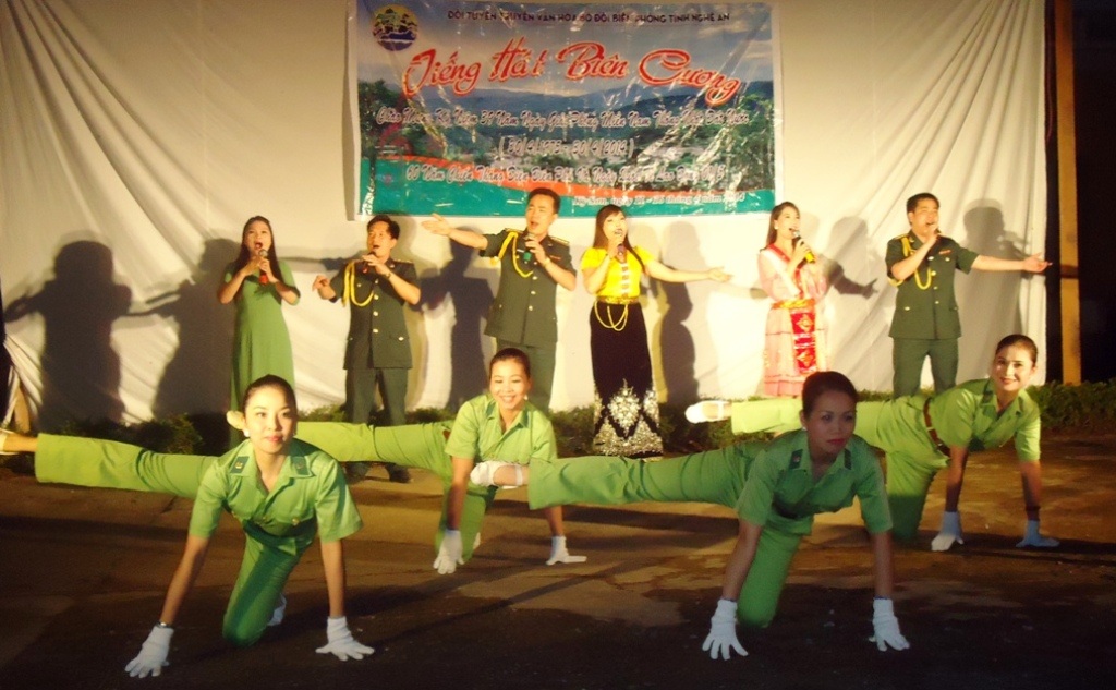 Chiến sỹ tuyên truyền văn hóa mang tiếng
hát, điệu múa đến với đồng bào.